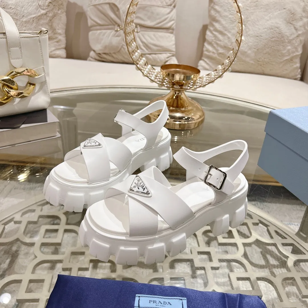 👟👟Ex-factory price 440👟👟 Prada's new spring and summer sawtooth Roman thick-soled rubber sandals, retro, fashionable and avant-garde gear teeth 55mm, thick-soled soles with rubber uppers, making the whole pair of shoes light and comfortable, bright colors, satisfying a variety of choices for fashionable people with different styles! The iconic metal triangle logo is paired with the shape of ancient beach sandals. Every design element is fashionable! Code number 35-40